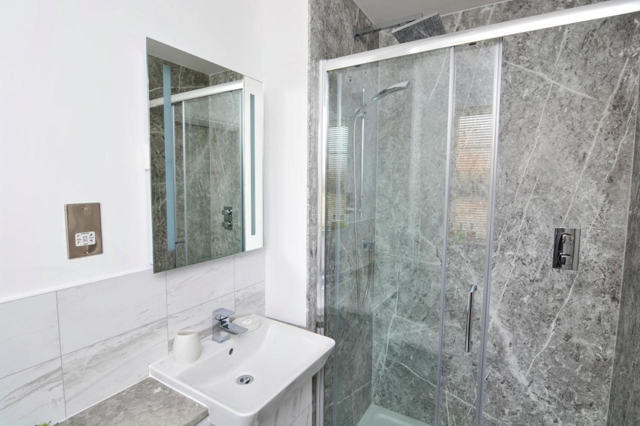Modern And Spacious Home From Home 1 Mile From M1 - With Netflix, Prime Video, Ps5, Free Parking, Superfast Wifi, Bbq - Sleeps 11 - By Brightleap Apartments Milton Keynes Zewnętrze zdjęcie