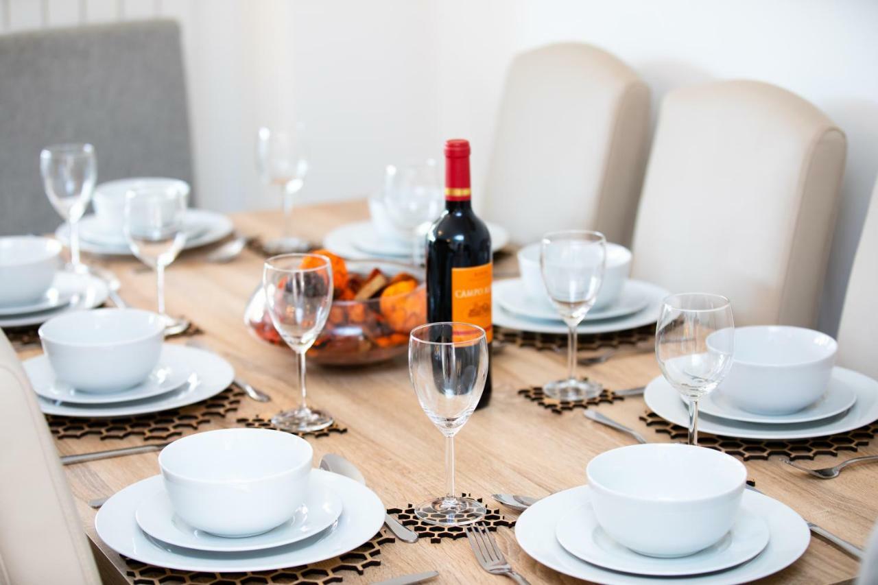 Modern And Spacious Home From Home 1 Mile From M1 - With Netflix, Prime Video, Ps5, Free Parking, Superfast Wifi, Bbq - Sleeps 11 - By Brightleap Apartments Milton Keynes Zewnętrze zdjęcie